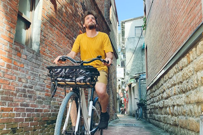 4-Hour Morning Cycling City Tour (incl. breakfast) - Dihua Street and Xia Hai City God Temple