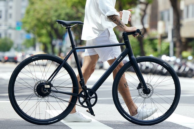 Best E-bike Cycling Tour in Taipei - Includes Local Food & Drinks - A short pause at Songshan Ciyou Temple