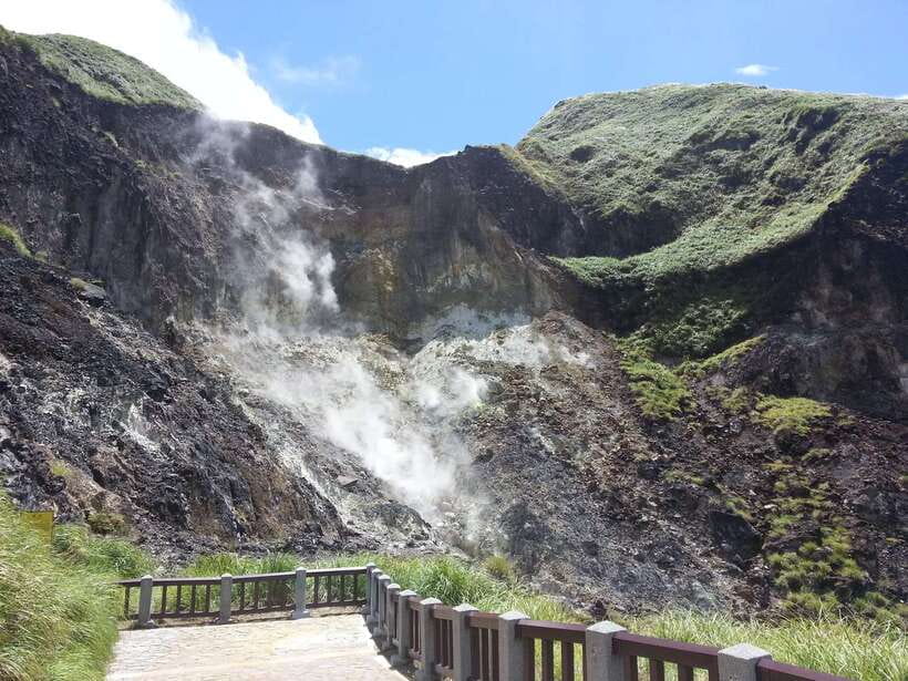 From Taipei: Beitou and Yangmingshan National Park Day Tour - Qingtiangang Grassland gives the day its best walk