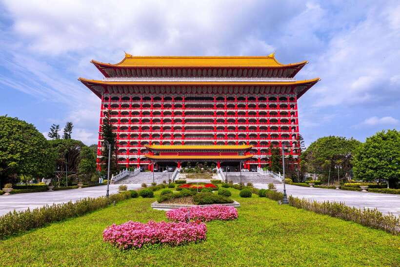 From Taipei: Private Classic Taipei Timeless Treasures Tour - One hour with the imperial collection at National Palace Museum