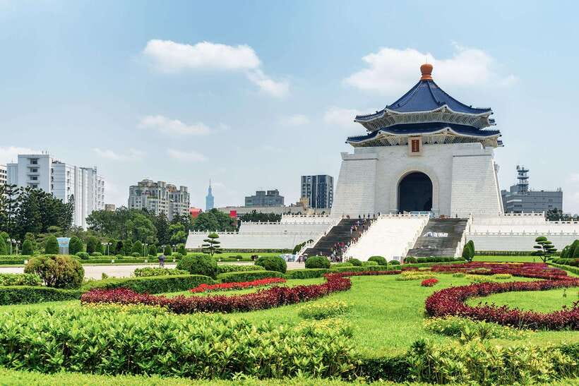 From Taipei: Private Classic Taipei Timeless Treasures Tour - Lungshan Temple offers a quieter, more personal stop