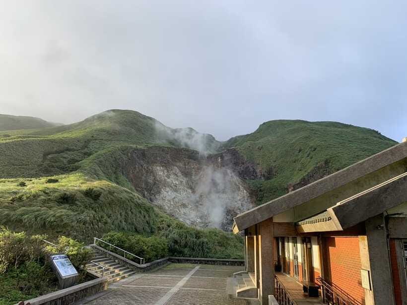 From Taipei: Private Yangmingshan Volcano and Nature Tour - What the five-hour schedule feels like