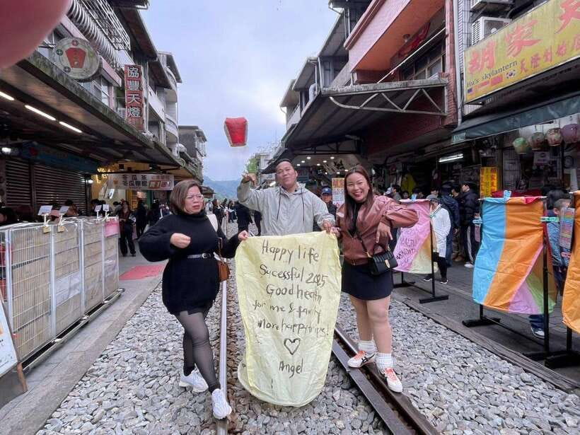 From Taipei: Shifen, Jiufen, and Yehliu Geopark Day Tour - Shifen Old Street and the sky lantern ritual