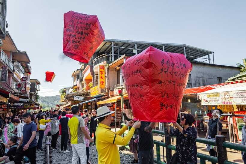 From Taipei: Shifen, Jiufen, and Yehliu Guided Day Trip - FAQ