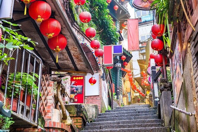 Full-Day Tour in Shifen, Jiufen & Yehliu of Taipei (Incl. ticket) - What the guide adds to a large group