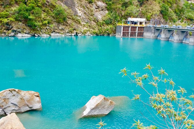 Hualien Taroko Day Tour From Ximending - Walking the Yanzihkou Trail at Swallow Grotto