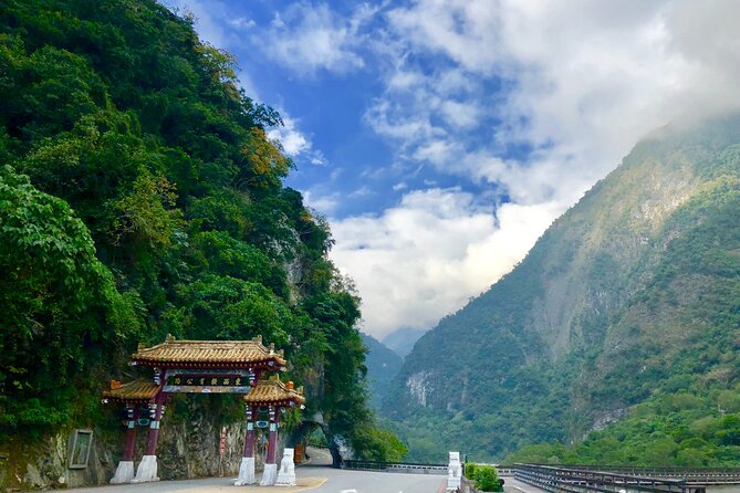 Hualien Taroko Day Tour From Ximending - Buluowan Terrace and the Shanyue Suspension Bridge