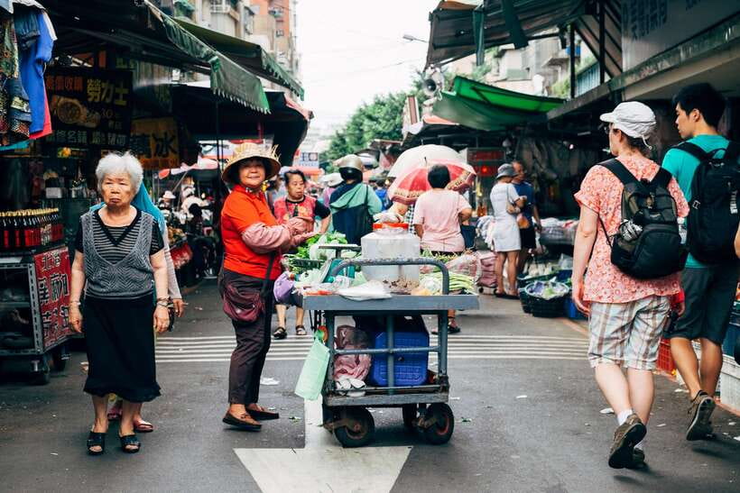 Iconic Food Tour: Local Street Food, Drinks & Sites - Group size, guide style, and language