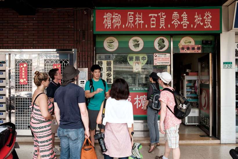 Iconic Food Tour: Local Street Food, Drinks & Sites - Boba and Taiwan’s favorite tea habit