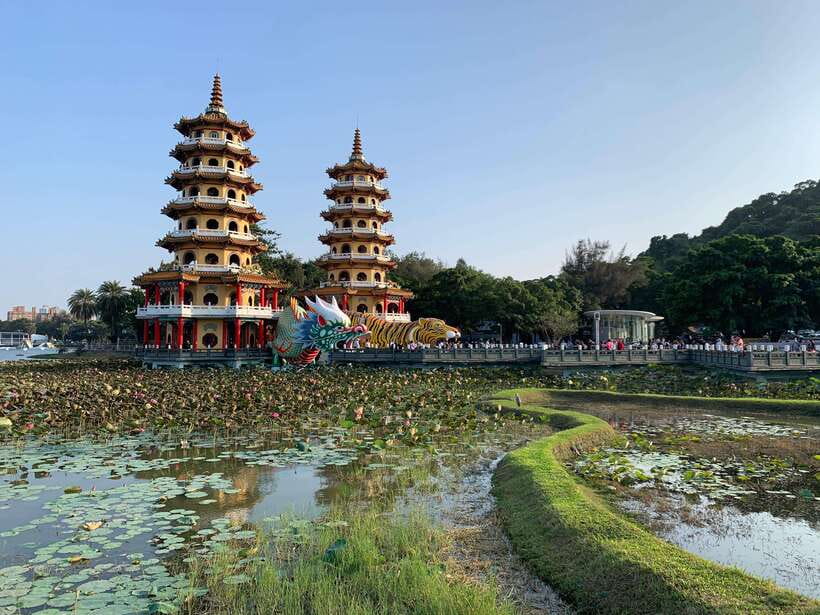 Kaohsiung: Private City Tour with Fo Guang Shan Museum - Dragon and Tiger Pagodas at Lotus Pond