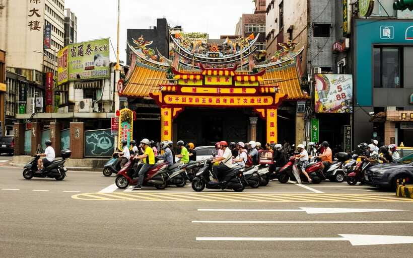 Keelung: Guided Walking Tour with Snacks and Drink - Columbus Alley and the pleasure of getting slightly lost
