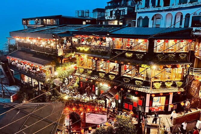 Keelung Port Cruise Tour from Taipei - Chiang Kai-shek Memorial Hall is a short photo and ceremony stop