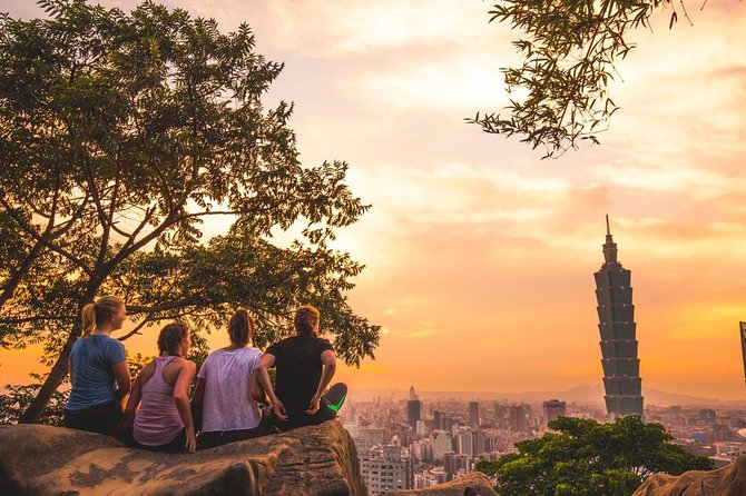 Keelung Shore Excursion: Xiangshan Hiking & Classic Taipei Culture Private Tour - Beef noodle soup, with practical meal planning