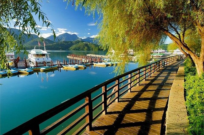 Nantou Day Tour: Sun Moon Lake & Ita Thao Pier from Taipei - Guide quality and the driver-guide question