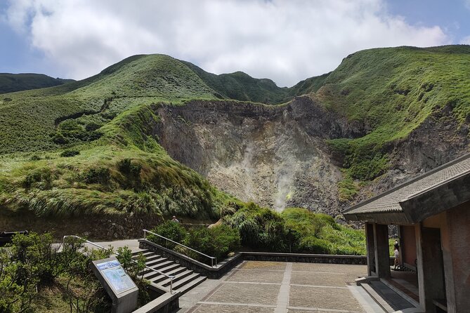 One Day Hike around Taipei's Yangmingshan National Park - Forest paths, Lengshuikeng pond, and Jingshan suspension bridge