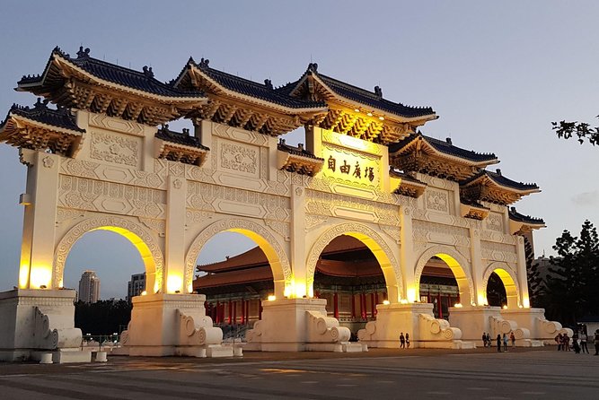 One-day private chartered car tour in Taipei: Yehliu, Jiufen, Pingxi, North Coast popular attractions with chartered car, professional Chinese/English driver - Shifen Waterfall: a short walk to moving water
