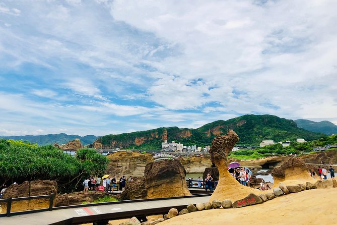 One-day private chartered car tour in Taipei: Yehliu, Jiufen, Pingxi, North Coast popular attractions with chartered car, professional Chinese/English driver - Timing, traffic, and the overtime issue
