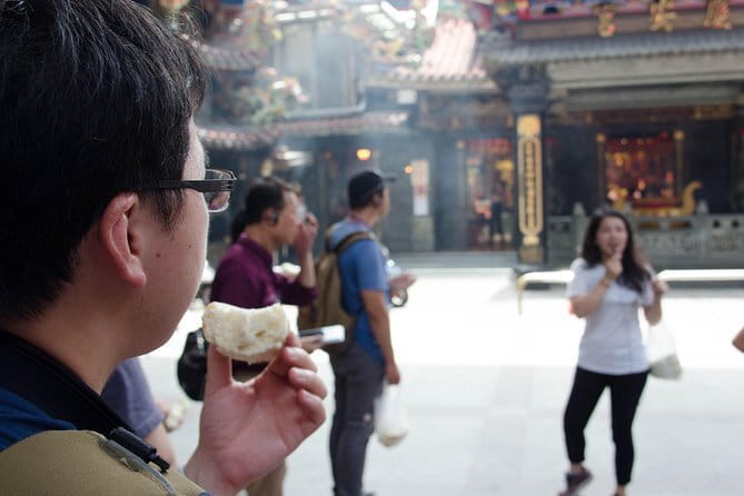 Private Keelung Food Tour with Local Markets & Tastings - Local bakeries and stores: small tastes with everyday appeal