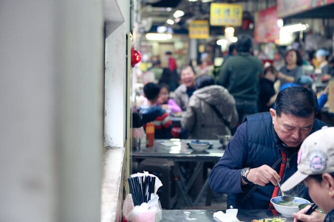 Private Keelung Food Tour with Local Markets & Tastings - Ren’ai District: fish stalls, Ching-an Temple, and local context