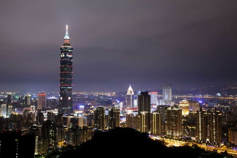 Private Night Tour: Taipei City Highlights - Street food away from the main tourist route
