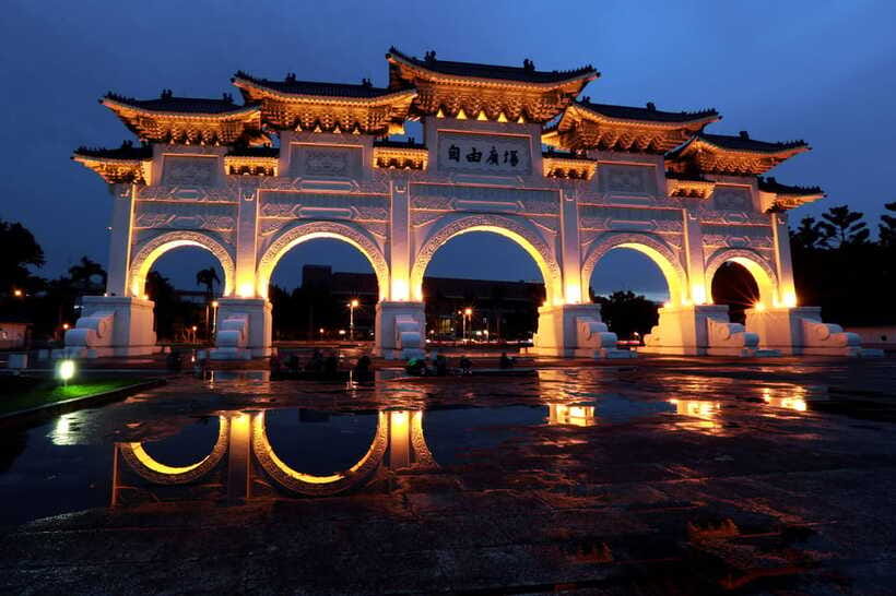 Private Night Tour: Taipei City Highlights - Elephant Mountain: excellent views, serious steps