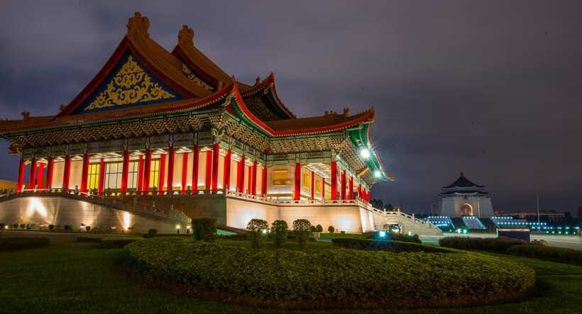 Private Night Tour: Taipei City Highlights - Taipei 101: easier, more polished, and extra cost