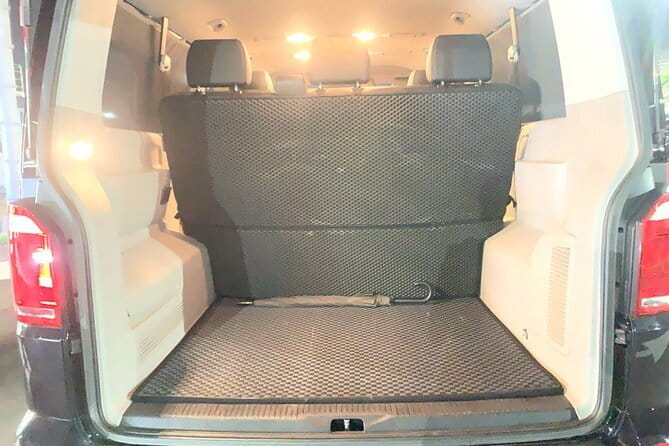 Private Transfer from TPE-Taoyuan int. Airport to Taipei City - Finding your driver in the arrivals hall