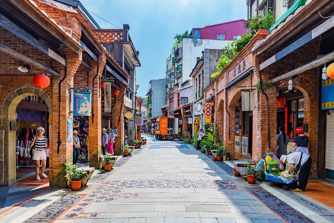 Sip & Savor: Maokong Tea & Shenkeng Stinky Tofu Private Day Tour - The Maokong Gondola turns the ride into a viewpoint