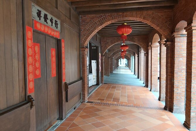 Small-Group: Classic Taipei Landmarks Day Tour - North Gate and Dihua Street: Taipei’s older commercial character