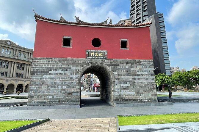Small-Group: Classic Taipei Landmarks Day Tour - City God Temple and Yongle Market