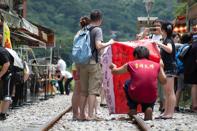 Small-Group Tour: Jiufen, Yehliu Geopark, and Shifen from Taipei - The driver makes or breaks the day