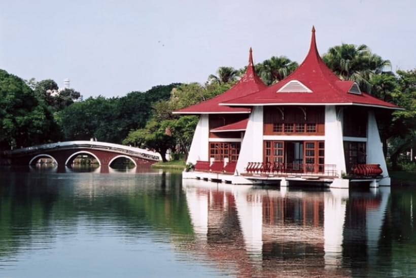 Taichung City: Sightseeing Walking Tour with a Local Guide - Taichung Park and a quieter change of pace