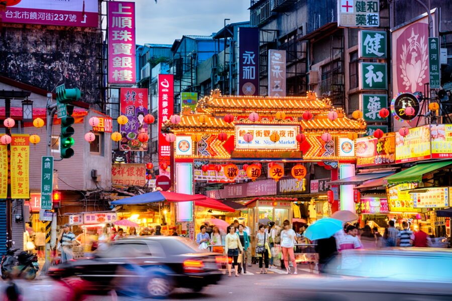 Taipei: 2-Hour Raohe Night Market Walking Tour - How the guide changes the experience