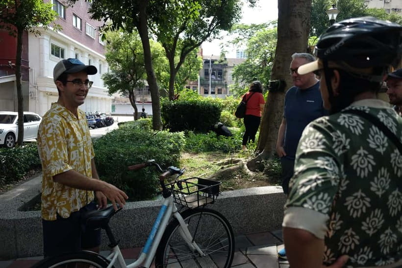 Taipei: 4-Hour Morning City Cycling Tour with Breakfast - Chiang Kai-Shek Memorial Hall and the changing guards