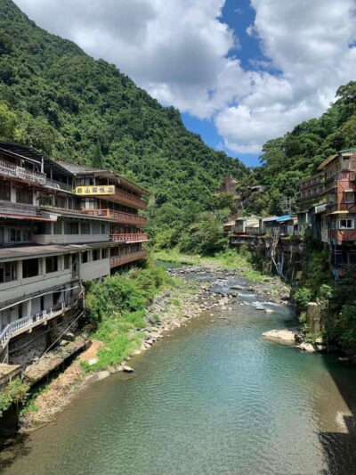 8 Hours Private Day Tour in Wulai with Benz Vito