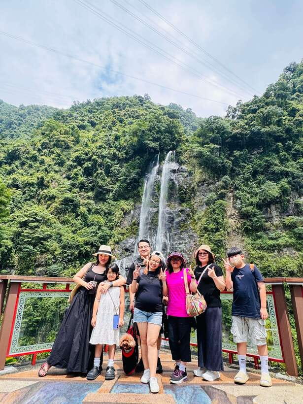 Taipei: 8 Hours Private Day Tour in Wulai with Benz Vito - Wulai’s old sightseeing trolley
