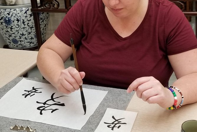 Taipei Calligraphy Workshop (DIY incl.) - Holding the brush and learning the first strokes