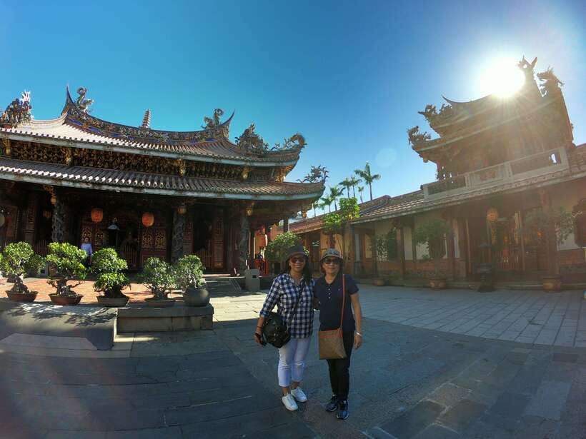 Taipei: City Highlights Private Sightseeing Tour with Guide - Dihua Street and Taipei’s Older Commercial Life