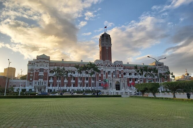 Taipei City Morning Tour with National Palace Museum entry - How much guiding should you expect?
