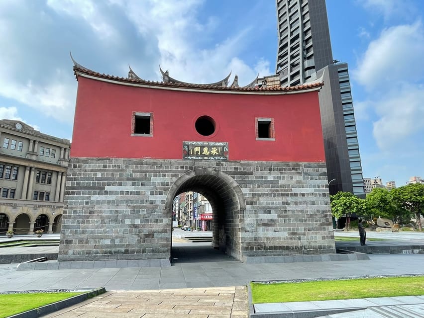 Taipei: Classic Landmarks Day Tour - Guides, languages, and the feel of the day
