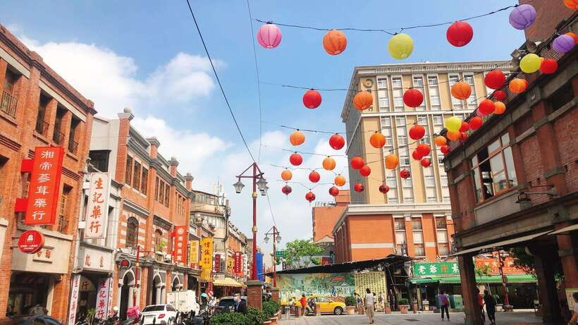 Taipei: Classic Landmarks Day Tour - Lungshan Temple and Taiwan’s living faith