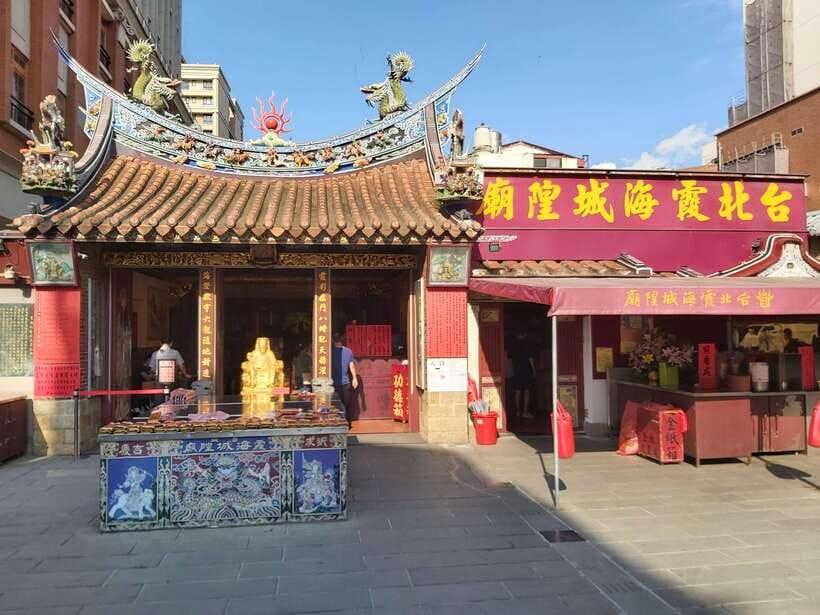 Taipei: Classic Landmarks Day Tour - Chiang Kai-shek Memorial Hall and the guard change