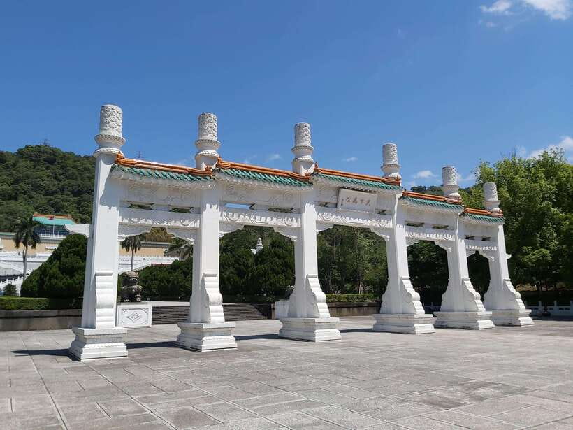 Taipei: Classic Landmarks Day Tour - Taipei 101 and the choice to go up