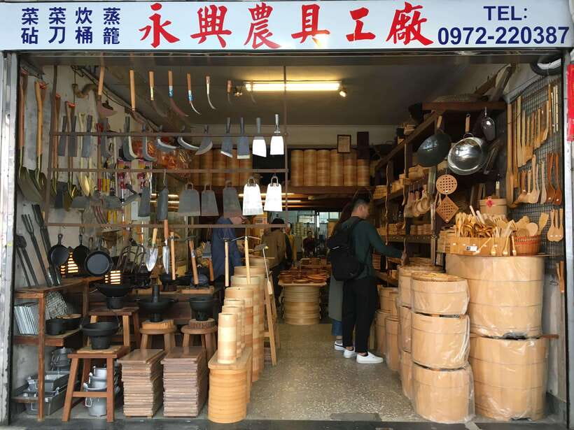 Taipei: Classic Landmarks Day Tour - What the vehicle adds to the day