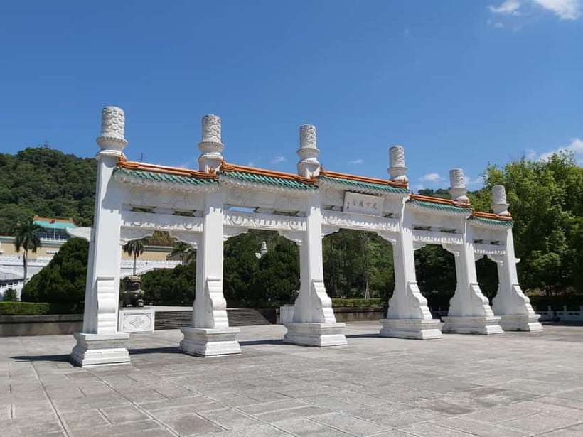 Taipei: Morning City Tour with National Palace Museum Entry - What the guide adds