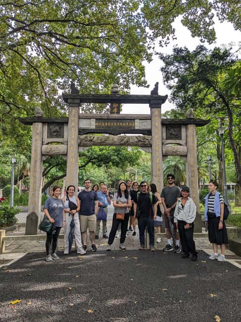 Taipei: Old Town Walking Tour - Markets, Zhongshan Hall, and the city in motion