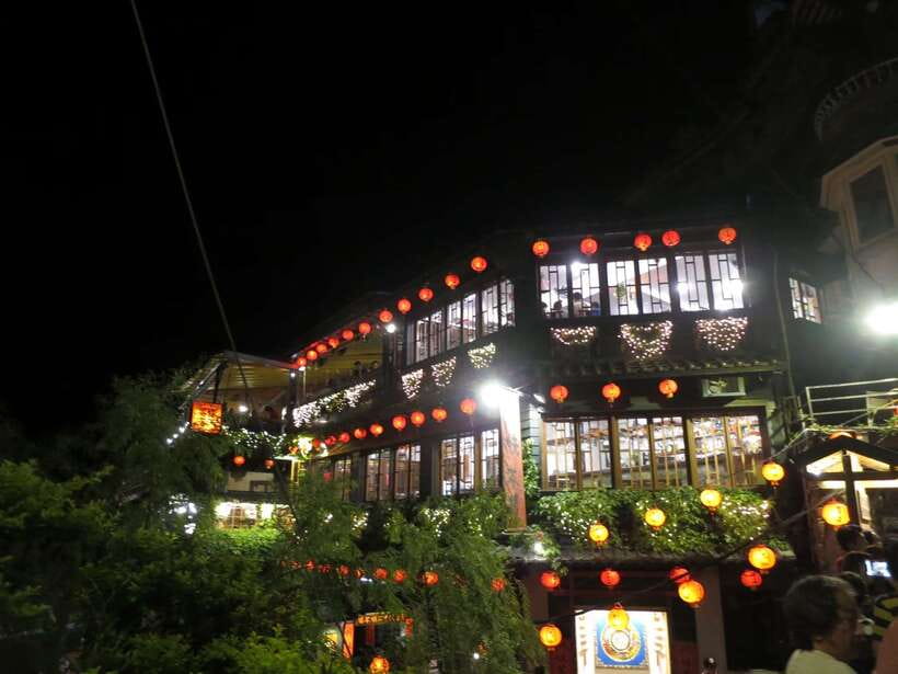 Taipei: Private City Sightseeing Tour with Driver - Jiufen’s lanes, snacks, and souvenirs