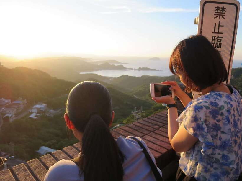 Taipei: Private City Sightseeing Tour with Driver - Shifen Old Street and the railway