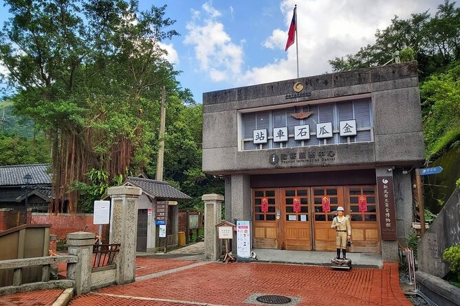 Taipei's Old Gold Rush Town: Jiufen Guided Night Tour - Gold mining at Jinguashi Gold Ecological Park