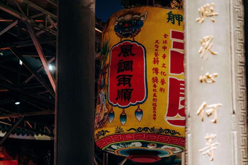 Taipei's Origin & Longshan Temple - Taiwan Cultural Tour - Trying moonstones and asking for an answer